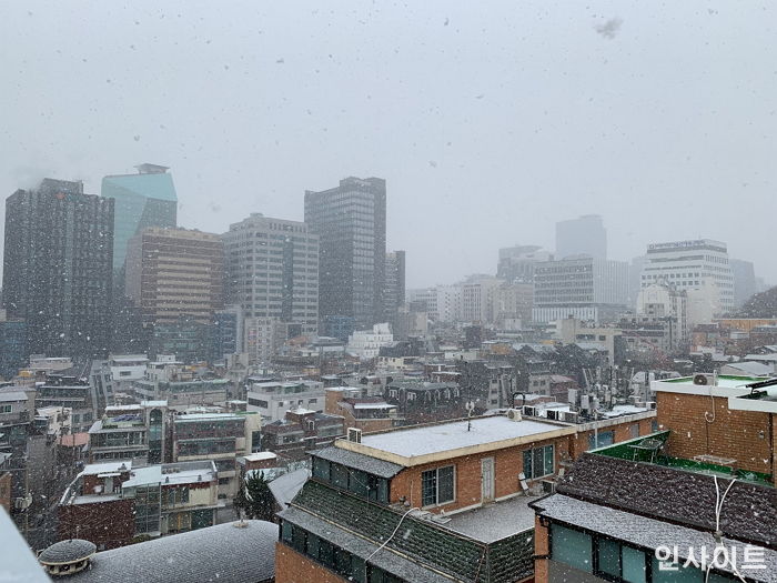 함박눈 펑펑 쏟아져 벌써 눈 쌓이기 시작한 서울·경기·인천 상황 (사진·영상)