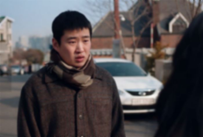 ‘길빵’하다 담뱃재 튕겨 패딩에 구멍내놓고 배상 요구하자 돈주며 ‘상욕’한 흡연자