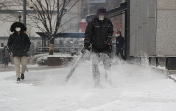 폭설 내렸던 어제(19일) ‘제설작업’ 동원된 공무원 분노하게 만든 현장 ‘성비 비율’