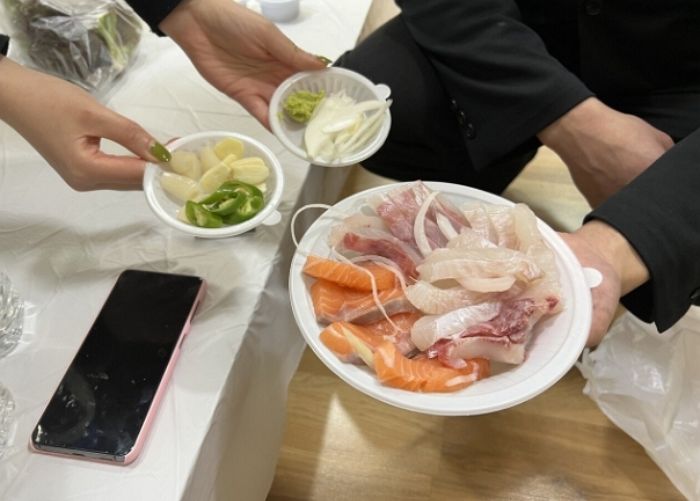 엄마 장례식장서 생전 좋아하시던 ‘회’ 배달시킨 아들이 공개한 횟집 사장님의 문자