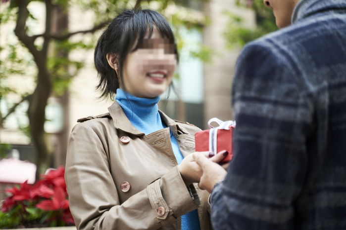 “사귄 지 한달 만에 300만원어치 선물 준 남친 떼어내는 방법 좀 알려주세요”