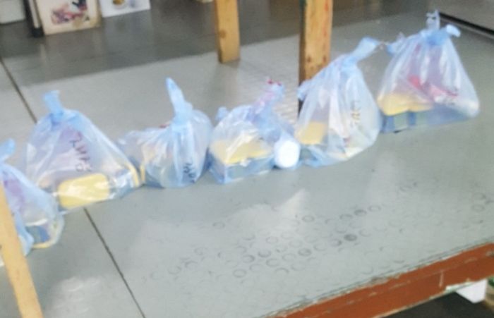 스팸 박스 뜯어서 비닐봉지에 3개씩 나눠준 어느 ‘스팸 빌런’ 사장의 명절 선물