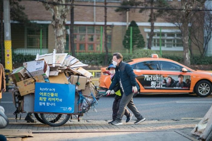 폐지줍는 할머니 돕다가 사진에 찍혔다는 이재명의 비공개 일정