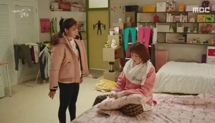 둘이 쓰는 기숙사서 ‘노브라’로 돌아다니는 룸메...“매너없다 vs 괜찮다”