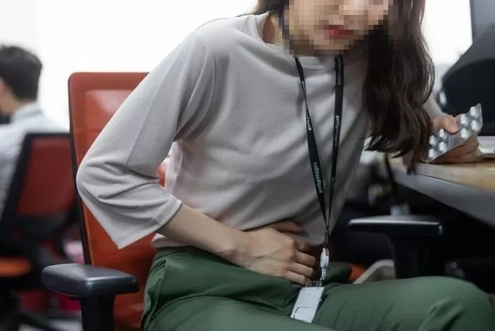 일 하느라 바쁜 남친에게 전화해 ‘생리통’ 심하다며 밥 시켜달라는 여친