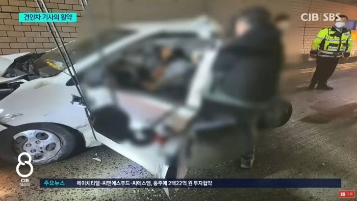 119 오기 전에 문 개방해 사고 난 모닝에 갇혀있던 할아버지 구해낸 견인차 기사 (영상)