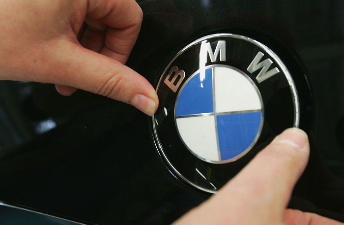 BMW 타는 친구한테 1년 만에 연락해 10만원짜리 선물 달라는 ‘구걸 빌런’