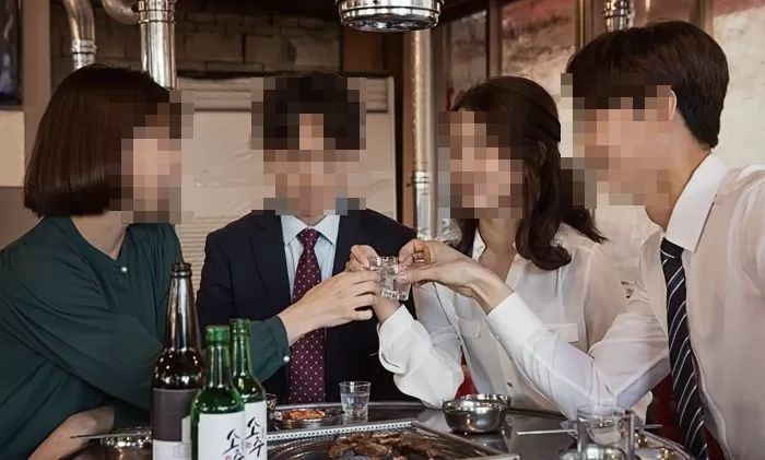 부자·연대생 애인 자랑하는 친구들 앞에서 평범한 남친 기 한방에 살려준 여성의 한마디