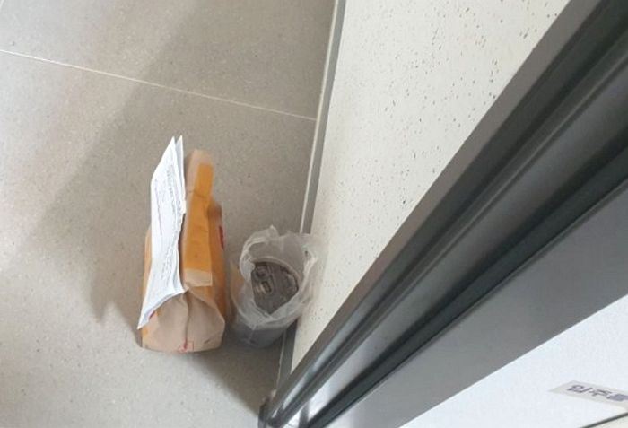 배달원이 주소 착각해 잘못 두고 간 음식 ‘먹튀’ 안 하고 원래 주인한테 갖다 준 천사 이웃
