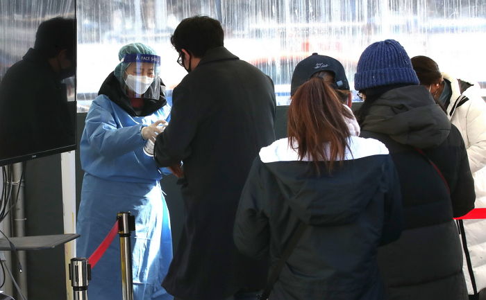 설 연휴 첫날이었던 어제(30일), 국내 코로나19 신규 확진자 1만 7085명