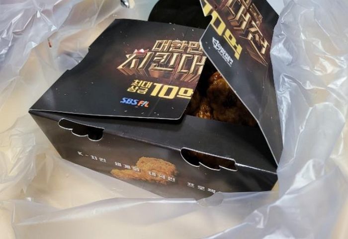 배달 중 교통사고 나 ‘치킨+떡볶이’ 엉망으로 만든 배달원에게 ‘공짜 치킨’ 챙겨준 사장