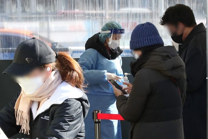 어제(31일) 국내 코로나19 확진자 1만 8,343명 발생...또 ‘역대 최다’