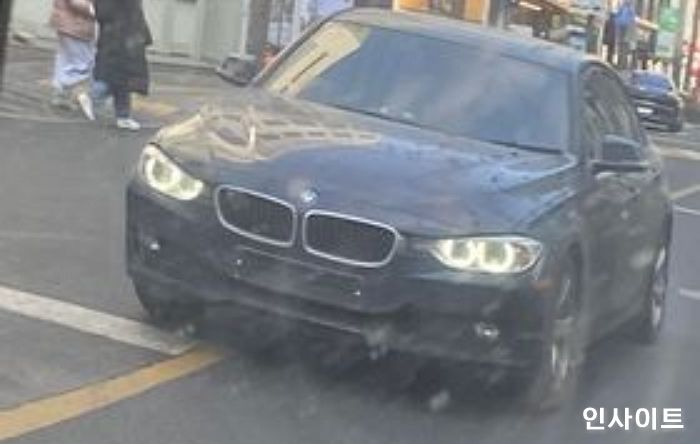 “마포구 먹자골목서 번호판 없는 채로 난폭운전하는 ‘BMW 빌런’ 조심하세요”