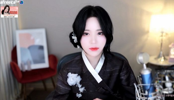 설날 검은색 한복 차려입고 방송켜 별풍선 ‘1400만원어치’ 쓸어담은 여캠
