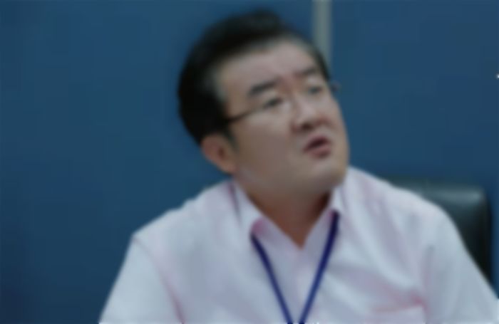 팀원들이 성과급 200만원씩 받자 계약직 직원도 챙겨주자며 ‘50만원’씩 내라는 부장님