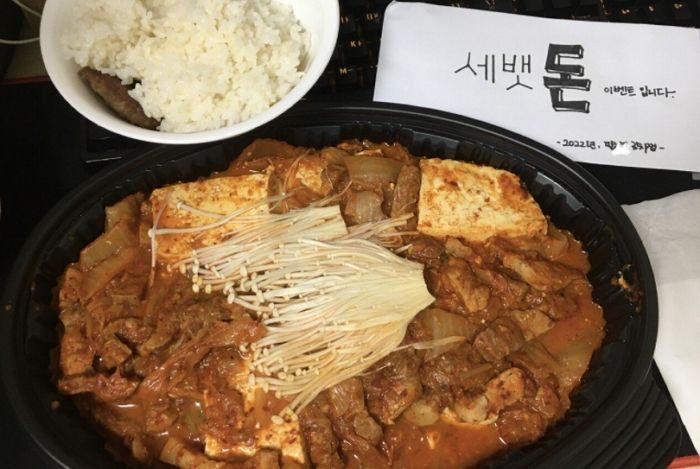 설날에 ‘혼밥’ 시켜 먹는 고객 위해 ‘세뱃돈’ 넣어준 쏘스윗 식당 사장님