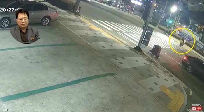횡단보도 건너다 신호위반 차에 치인 보행자 구해주러 뛰어오는 남성 (영상)