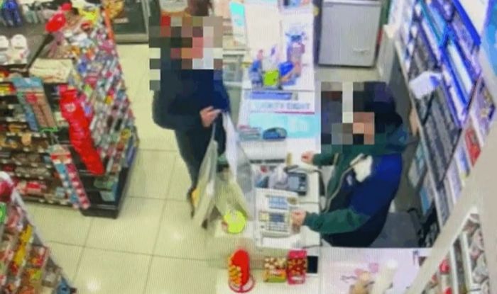 편의점 취식 금지라 했다가 손님이 던진 흰 우유에 머리 맞은 알바생 (영상)