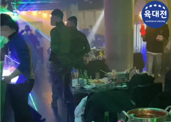 ‘군복’ 차림으로 수원 감성주점에 왔다가 포착된 ‘빨간명찰’ 해병대 병사 2명