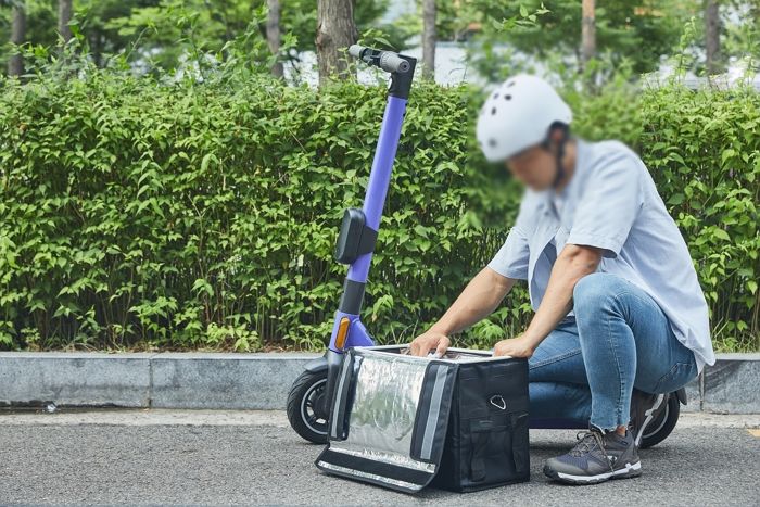 “킥보드 타고 배달 음식 픽업하러 가자 식당 사장님이 제게 소리를 질렀습니다”