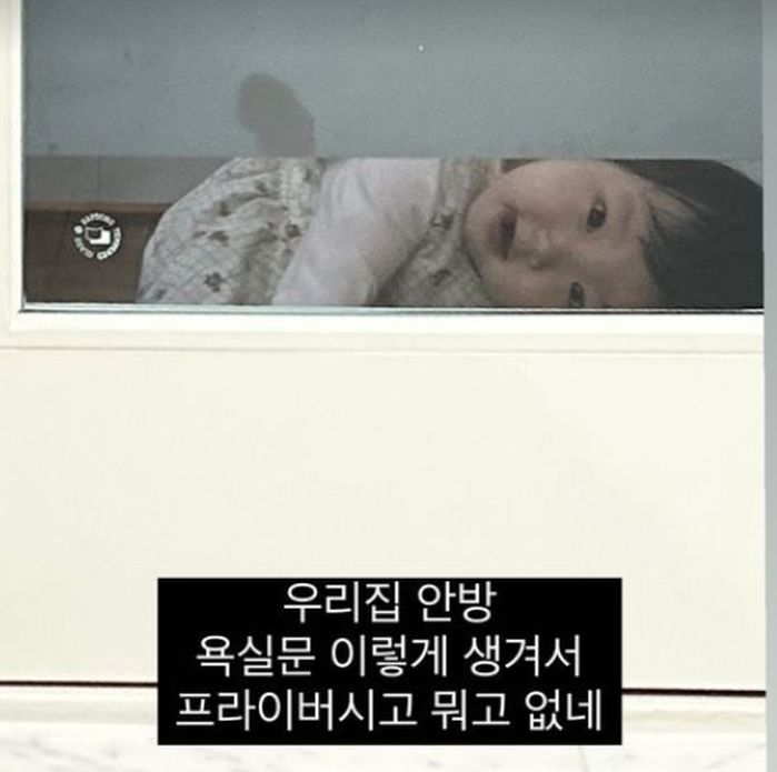 엄마랑 잠시도 떨어지기 싫어 투명 욕실문에 달라붙어버린 ‘세젤귀 껌딱지’ 최희 딸