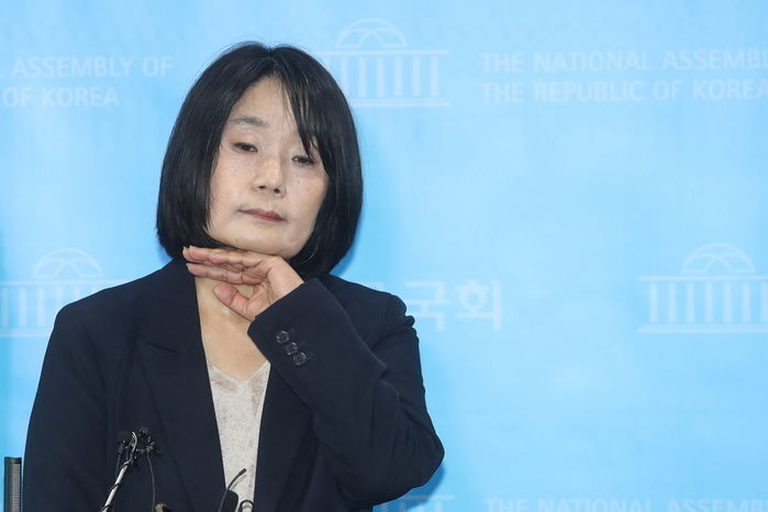 윤미향, 동료 의원들 찾아다니며 ‘셀프 구명 운동’...“제명은 인권침해다”