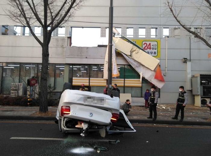 수원의 한 슈퍼마켓 2층 주차장에서 벽 뚫고 추락한 BMW