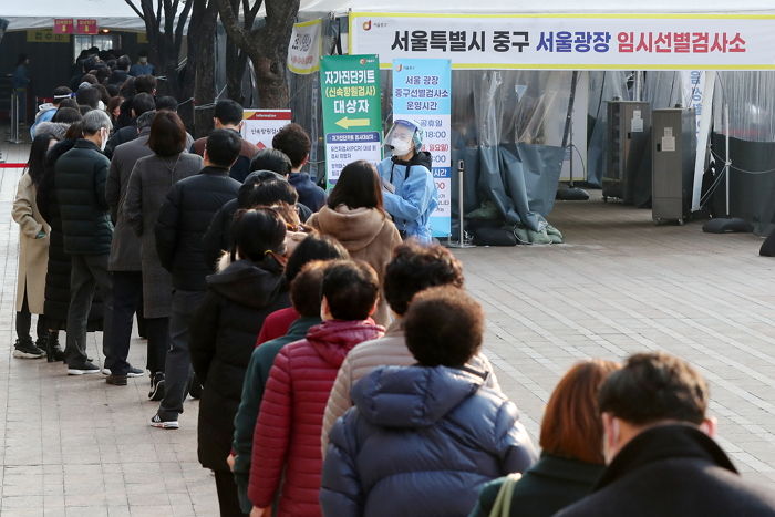 또 역대 최다...어제(11일) 하루 국내 코로나 신규 확진자 5만 4941명