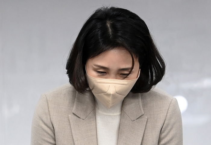 “도지사 부인은 장 보러 안 간다”는 민주당 원로 주장에 소환된 ‘메르켈 총리’ 마트 사진