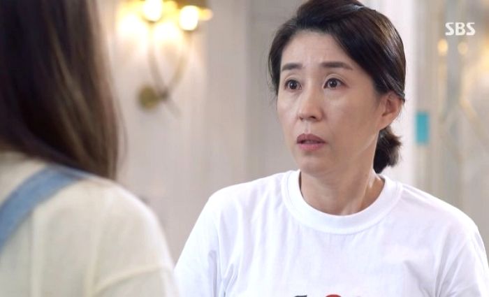 사람 꽉차 자리 없자 혼자 온 아주머니에게 ‘젊은 사람 노는 곳’이니 나가라는 여성