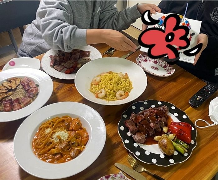 여친이 코로나 걸려 아버지 생일상 못 챙겨주자 몰래 집 찾아가 대신 챙겨준 사랑꾼 남친