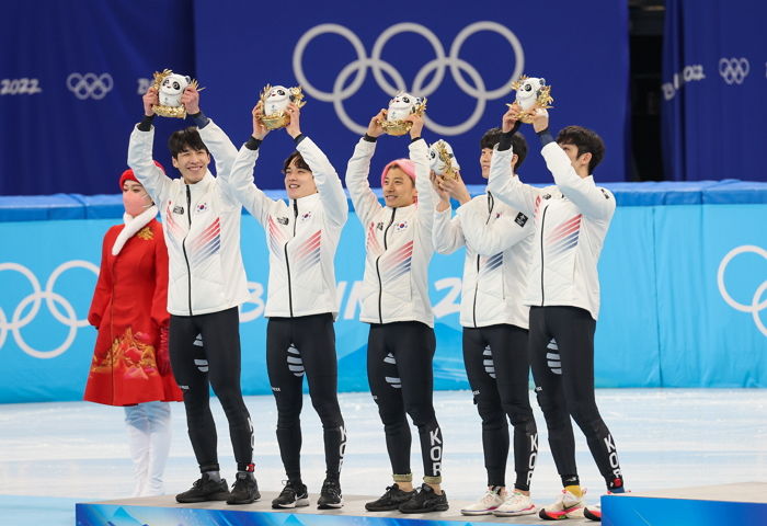 편파 판정하고도 금메달 2개밖에 못 딴 중국 이기고 쇼트트랙 ‘종합 우승’한 한국 대표팀