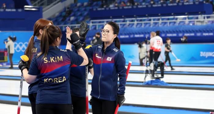 여자 컬링 ‘팀 킴’ 세계 랭킹 1위 스웨덴에 아쉽게 패배...4강 진출 좌절