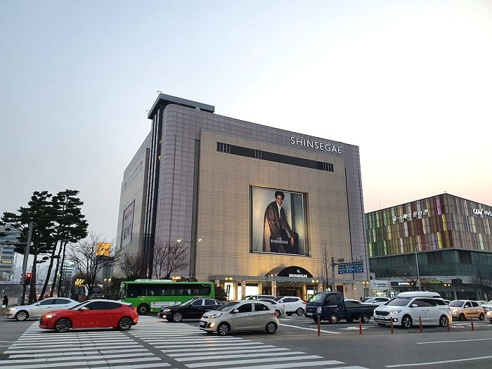 광주 ‘신세계 백화점’ 1층에 명품 매장들이 입점하지 못하는 이유