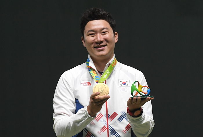 윤석열 지지 선언한 ‘올림픽 4관왕’ 진종오 징계 위기...“아직 검토 중”