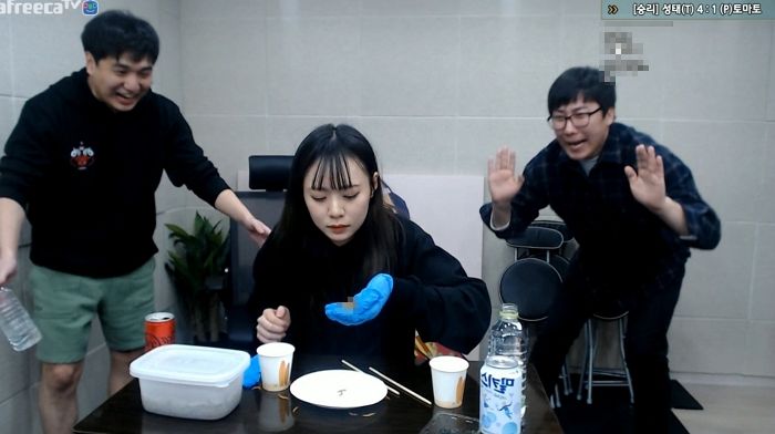 철구가 만든 팀에서 스타크래프트 패배하고 ‘식용 벌레’ 먹방한 BJ 토마토 (영상)