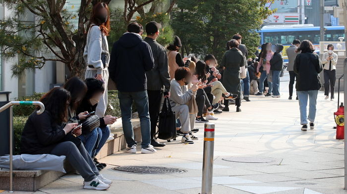 새벽부터 줄 서서 산 샤넬 ‘리셀’가격 일제히 추락