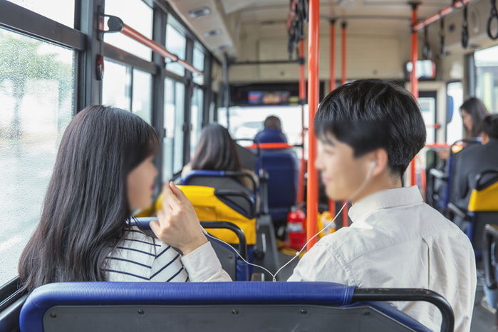 통근버스에서 함께 노래 듣자며 ‘이어폰 한쪽’ 나눠준 여직원...“썸이다vs아니다”