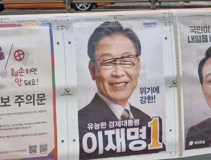 거짓말 하고 발차기 모습에 화났다”...서울서 이재명 선거 벽보 훼손하고 다닌 남성 검거 - 인사이트