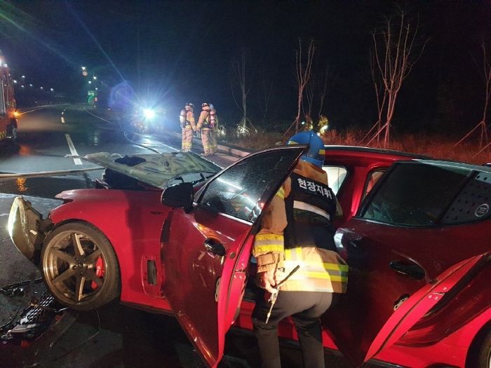 국도서 252km/h로 달리다 가드레일 들이받은 30대 스팅어 운전자·20대 동승자 사망