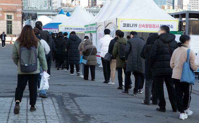 사망자 역대 최다...어제(2일) 국내 코로나19 확진자 19만 8,803명