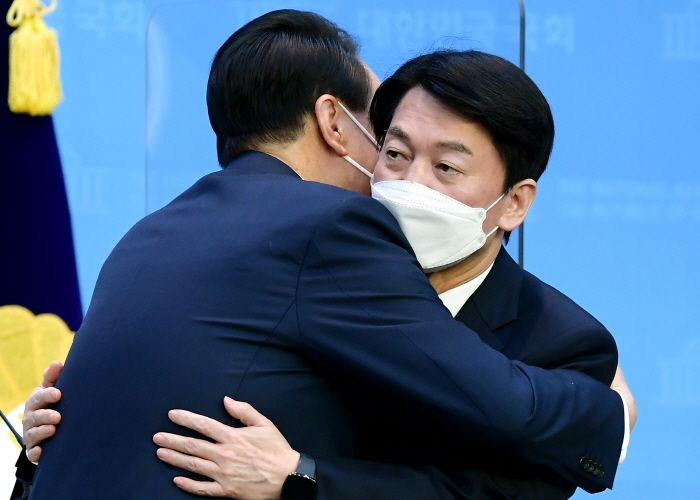 “철수의 배신”...갑작스런 단일화에 ‘안철수 지지자’들이 보인 반응