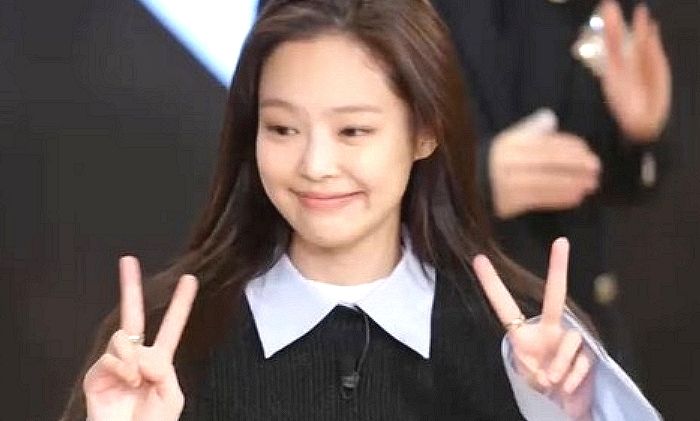 블랙핑크 제니, 레드벨벳 ‘빨간 맛’ 깜찍하게 소화하며 러블리한 매력 과시 (영상)