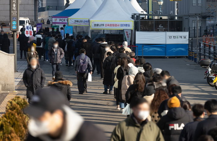 코로나 신규 확진자·사망자 역대 최다...어제(3일) 신규 환자 26만 6,853명