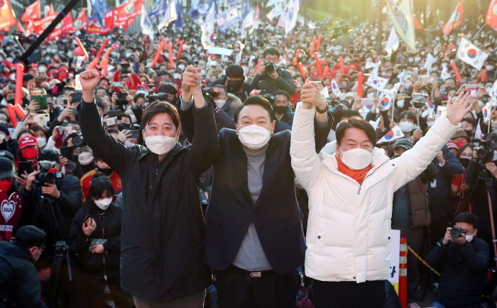 윤석열·안철수·이준석 함께 손 잡고 ‘원팀’ 유세...“더불어패거리당 교체하자”