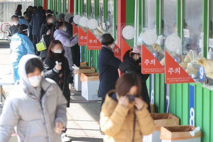 어제(6일) 국내 코로나19 확진자 21만 716명...위중증 환자 1천명 육박