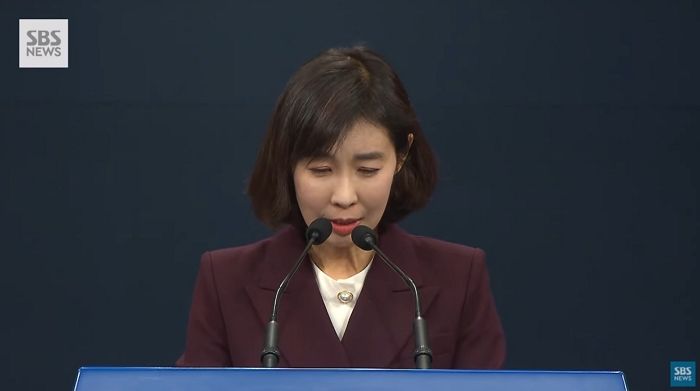 “낙선하신 분과 지지자들께 위로를...” 文대통령 메시지 읽다 눈물 쏟은 청와대 대변인 (영상)