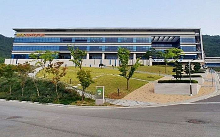 격리 중이던 ‘불법체류’ 러시아인 2명, 커튼으로 밧줄 만들어 격리센터 4층서 탈출