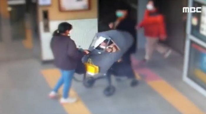 유모차만 태웠는데 문 닫고 출발한 지하철...엄마는 1km를 달렸다 (영상)