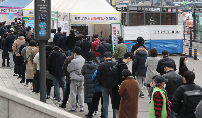 확진자·사망자 ‘또’ 역대 최다...어제(11일) 확진자 38만 3665명